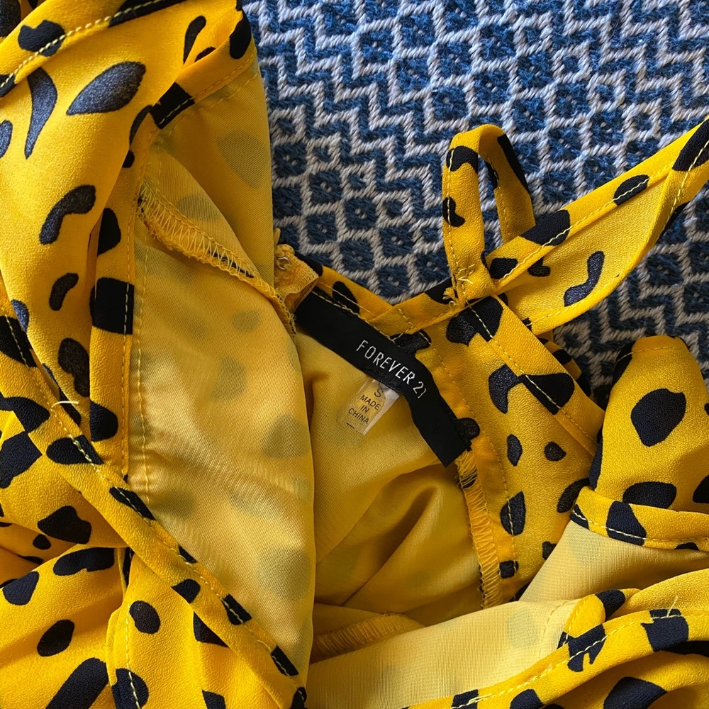 Cute yellow flowy dress - Picture 3 of 3